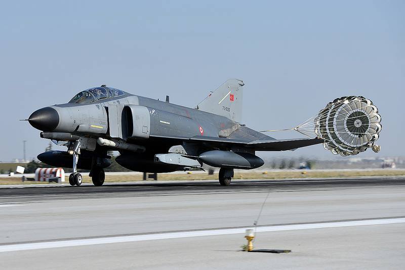Turkish Stealth Standoff Precision Guided Munition (SOM) on F4 Fighter