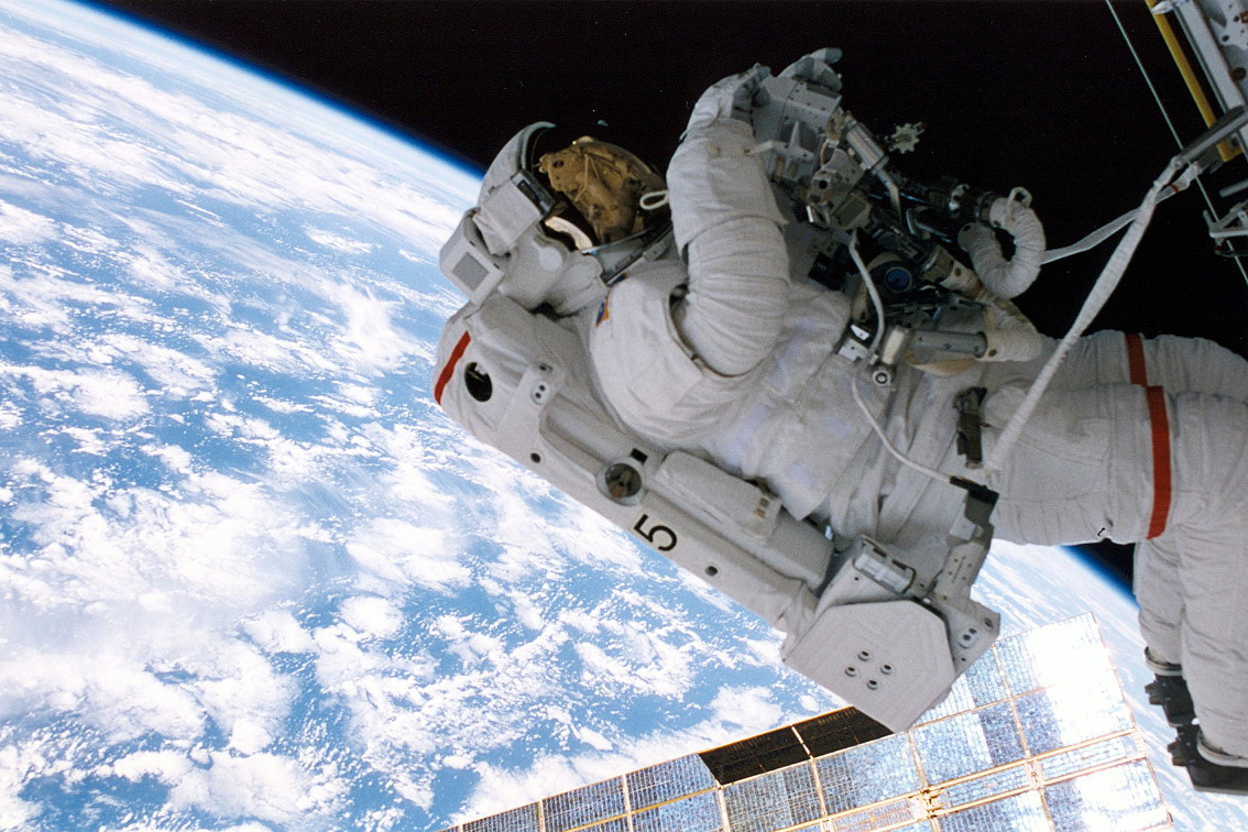Работа космонавтов находящиеся сейчас в космосе. Открытый космос. Космонавт на орбите. Космонавт в открытом космосе. Работа Космонавтов.