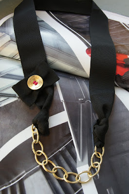 naszyjnik ze złotym łańcuchem i broszką Gianfranco Ferre maxi naszyjnik złoty łańcuszek broszka Gianfranco Ferre handmade netstylistka blog modowy