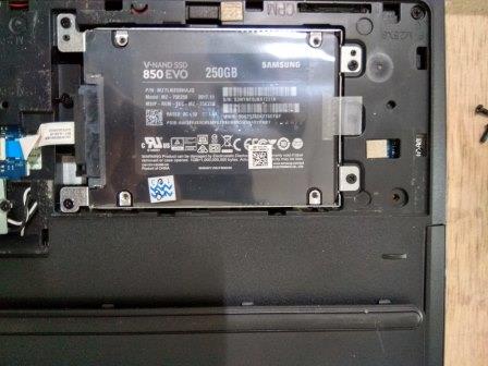 SSD Samsung EVO 250GB 2.5" terpasang di Dell Inspiron 5558