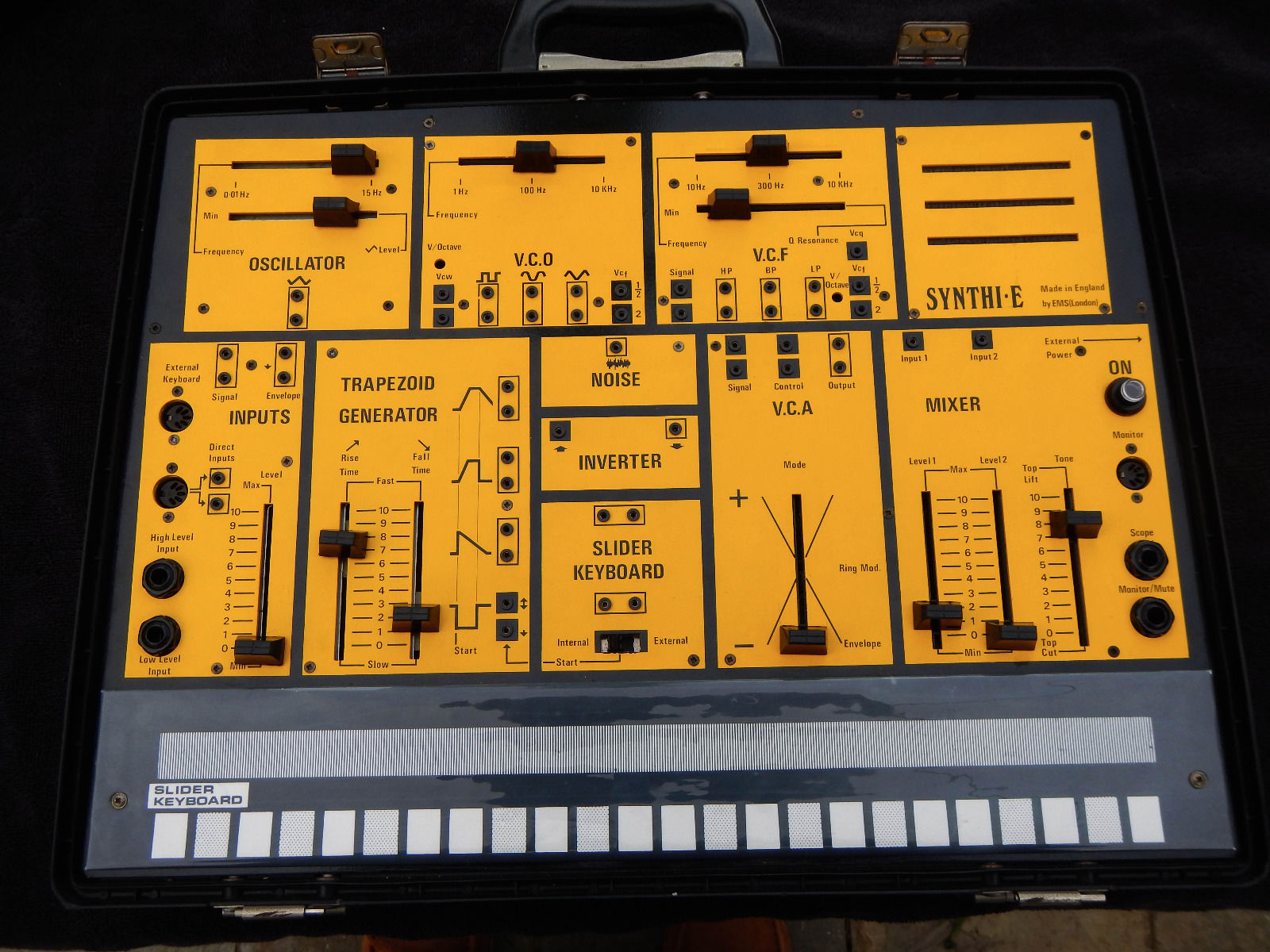 Synth e. Synthi 100. avenger synth. apparatus studio.