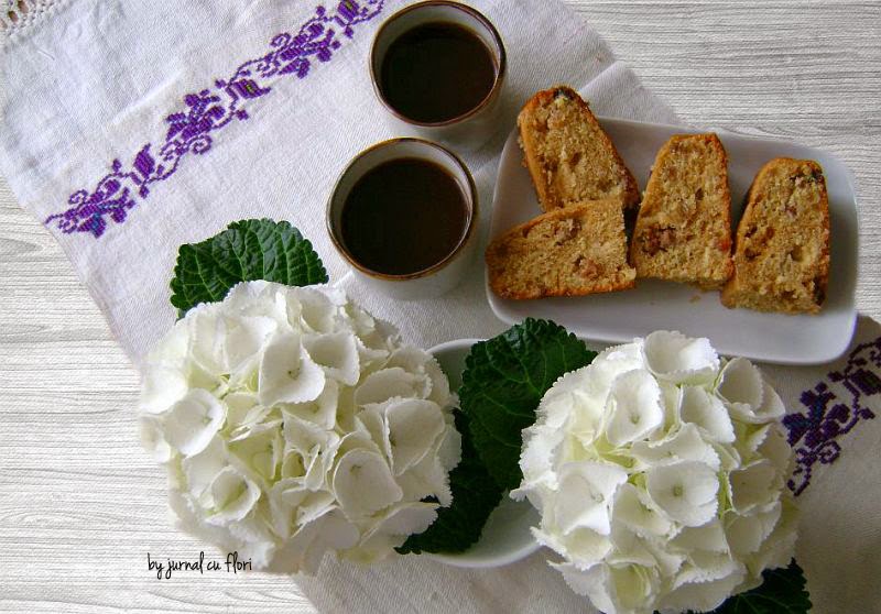 hortensie alba si cafea pe servet cu flori mov