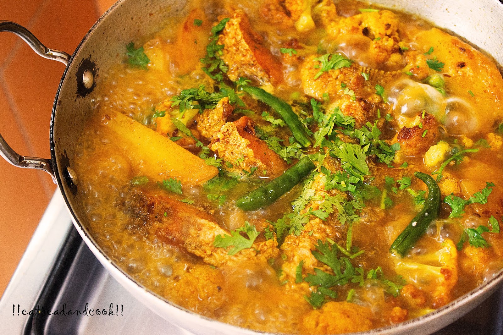 Aloo Fulkopi Die Macher Jhol / Bengali Fish Curry with Potato and