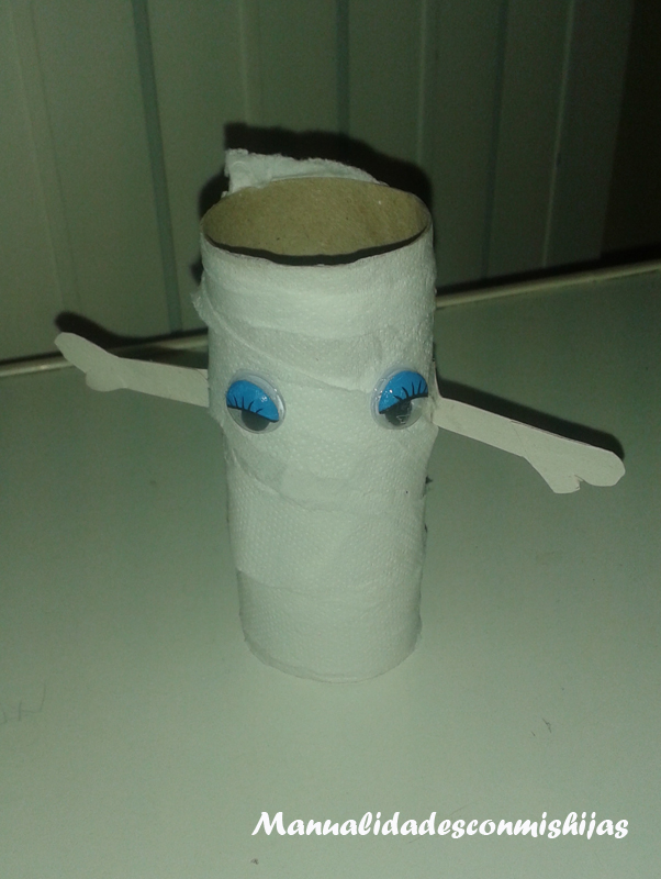 Momias con tubos de papel y papel del baño