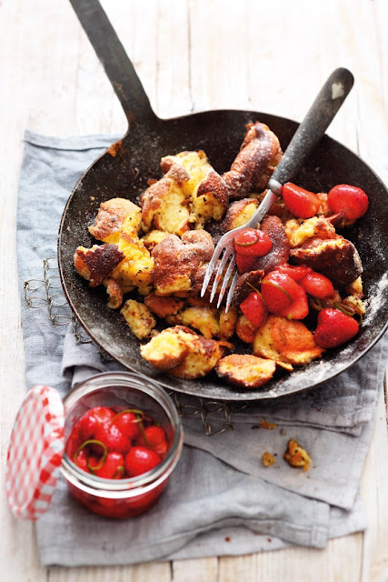 Vanilleschmarren mit Erdbeeren vom Grill.