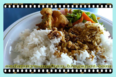 nasi, ayam goreng, sayur kacang