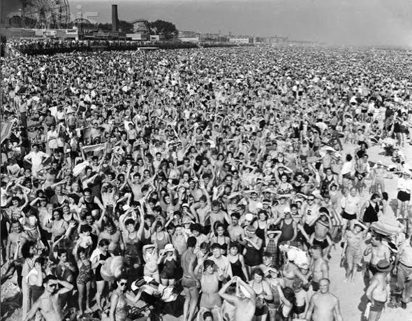 Arthur Weegee Fellig, Listen Without Prejudice, George Michael plage de Coney Island en 1940 La Muzic de Lady Arthur Weegee Fellig, Listen Without Prejudice, George Michael plage de Coney Island en 1940 La Muzic de Lady