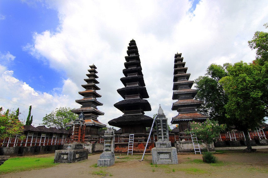 Pura Meru, Pura Terbesar dan Tertua di Lombok NTB - Kamera Budaya