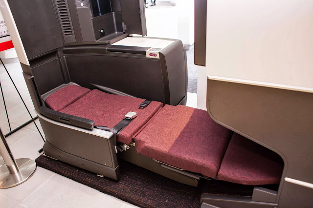 Demo units of the new JAL SKY SUITE II seat at SKY MUSEUM. Image by Japan Airlines. 