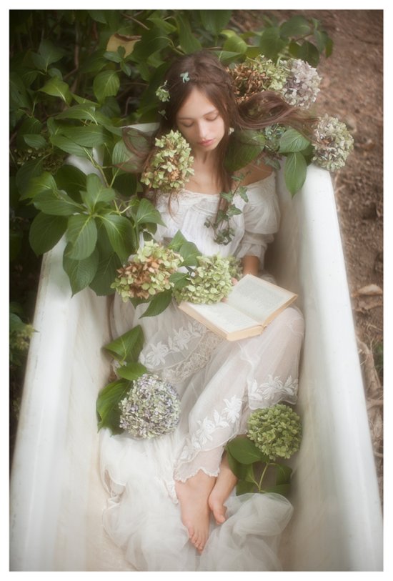 A bela modelo Sabrina Barca em meio a natureza na fotografia fashion de Vivienne Mok Vivienne Mok fotografia fashion mulheres modelos Sabrina Barca floral natureza beleza