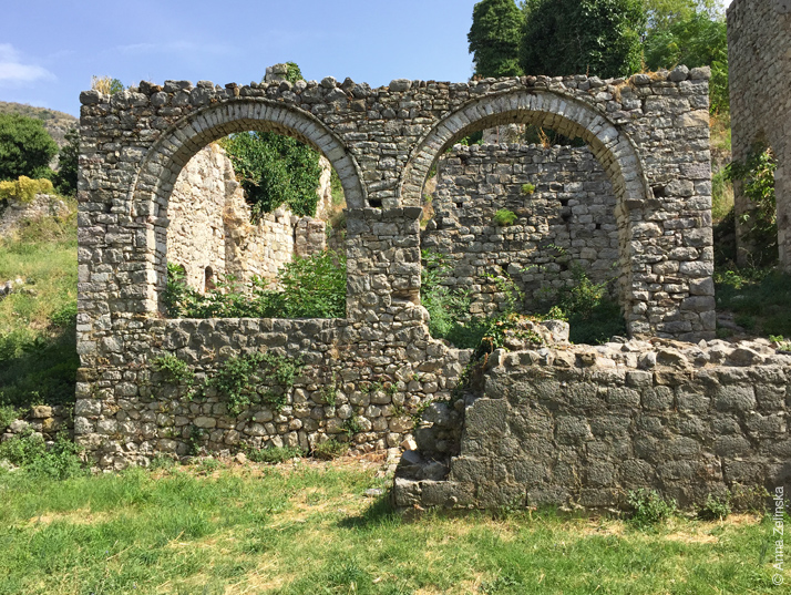 Древние арки в Старом Баре, Черногория