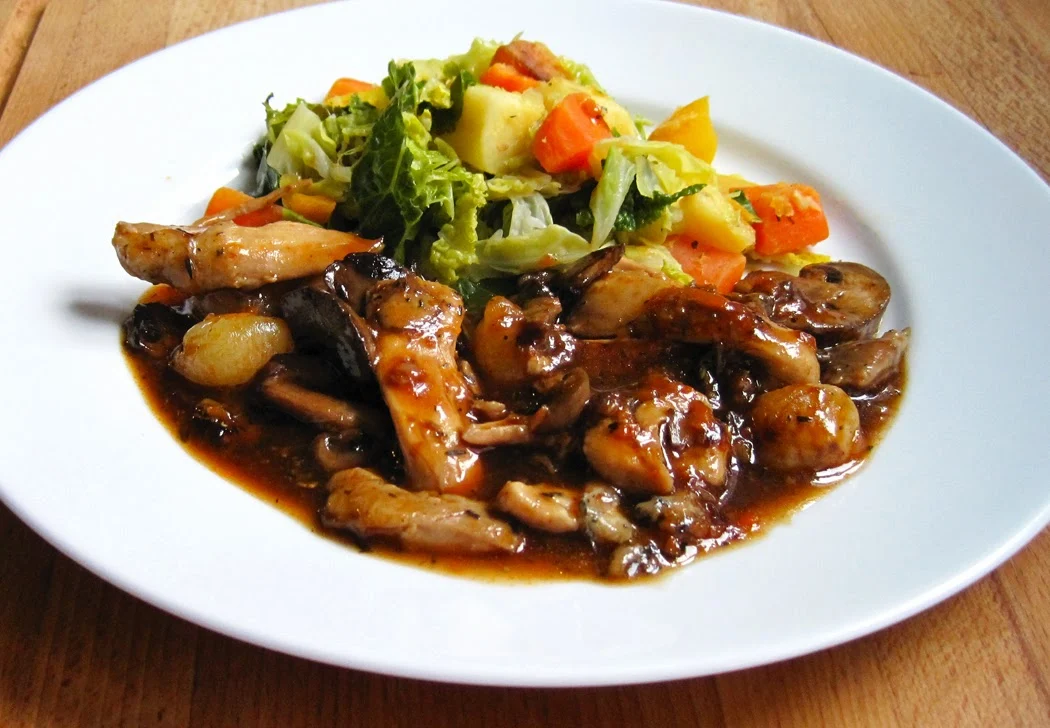 Marks and Spencer Count on Us Meals - Review. Chicken and Slow Roasted Mushrooms and Baby Onions in a Rich Red Wine Sauce.