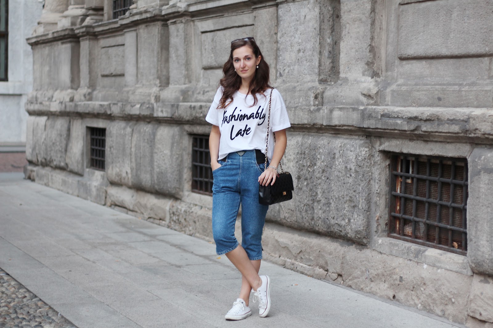 outfit comodo e alla moda in denim, converse, t-shirt bianca e tracolla Chanel 2.55