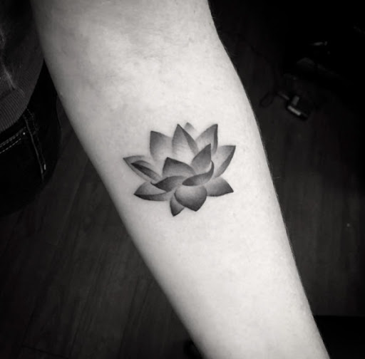 Dieses wunderbar-schattigen lotus flower tattoo