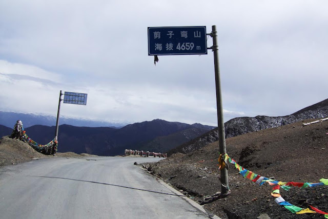 Estrada das montanhas de Sichuan - China