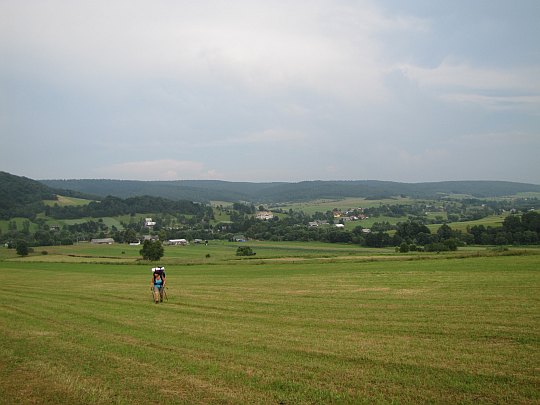 W drodze na Rotundę. Za nami panorama na Zdynię. W drodze na Rotundę. Za nami panorama na Zdynię.