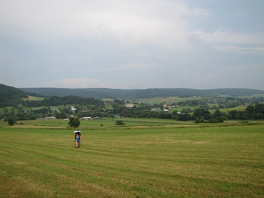 W drodze na Rotundę. Za nami panorama na Zdynię.