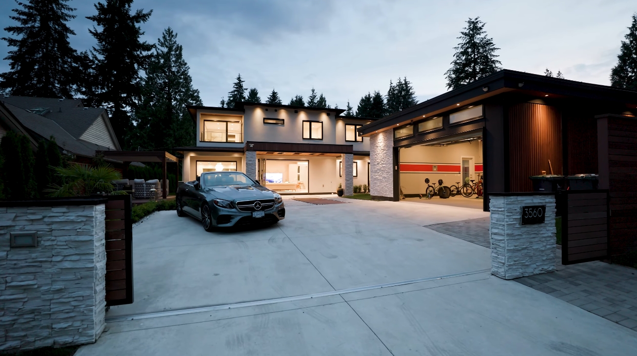 39 Photos vs. Edgemont Blvd, North Vancouver Luxury Home Interior Design Tour