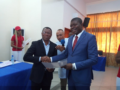Le DG de la SBEE, Laurent Tossou remettant une lettre de mission