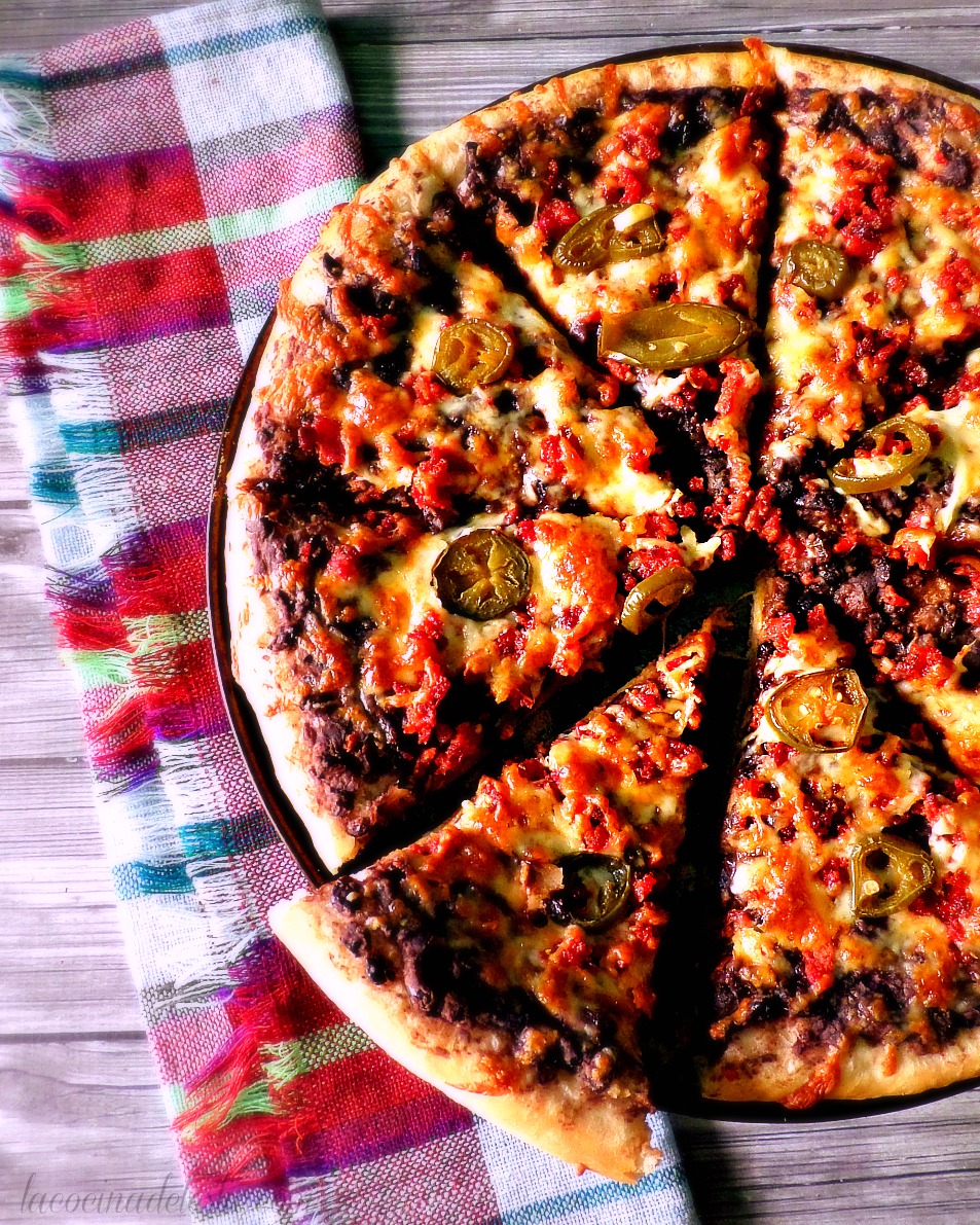 Mexican Pizza with Black Beans and Chorizo - lacocinadeleslie.com 