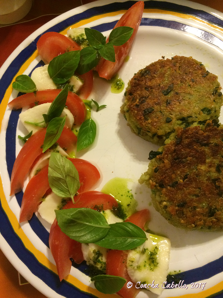 Quinoa Patties con Ensalada Caprese quinoa-patties-caprese