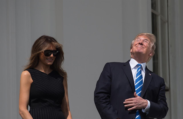Tổng thống Hoa Kỳ, ông Donald Trump trong một khoảnh khắc quên mang kính bảo vệ mắt mà nhìn trực tiếp lên Mặt Trời. Dù ngay sau đó ông đã mang kính vào nhưng hình ảnh này không được các nhà khoa học khuyến cáo. Hình ảnh: Getty Images. Tổng thống Hoa Kỳ, ông Donald Trump trong một khoảnh khắc quên mang kính bảo vệ mắt mà nhìn trực tiếp lên Mặt Trời. Dù ngay sau đó ông đã mang kính vào nhưng hình ảnh này không được các nhà khoa học khuyến cáo. Hình ảnh: Getty Images.