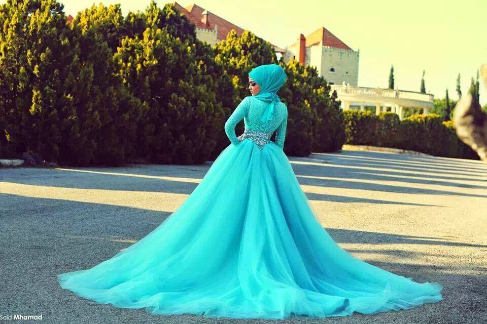 gaun pernikahan biru laut