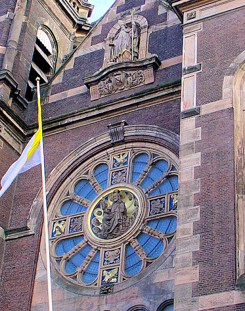 Bas-relief sculpture of Christ and His four Evangelists in the center of the Rose window. Hovering overhead, is the statue of Saint Nicholas himself.