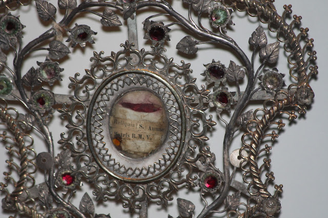 Λειψανοθήκη με μικρό λείψανο της Αγίας Άννας. Βρίσκεται στο μικρό εκκλησιαστικό μουσείο του κάστρο του Castelbuono.