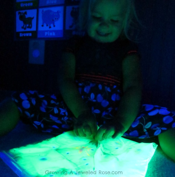 GLOW-IN-THE-DARK SENSORY BAGS FOR KIDS- these are too cool!