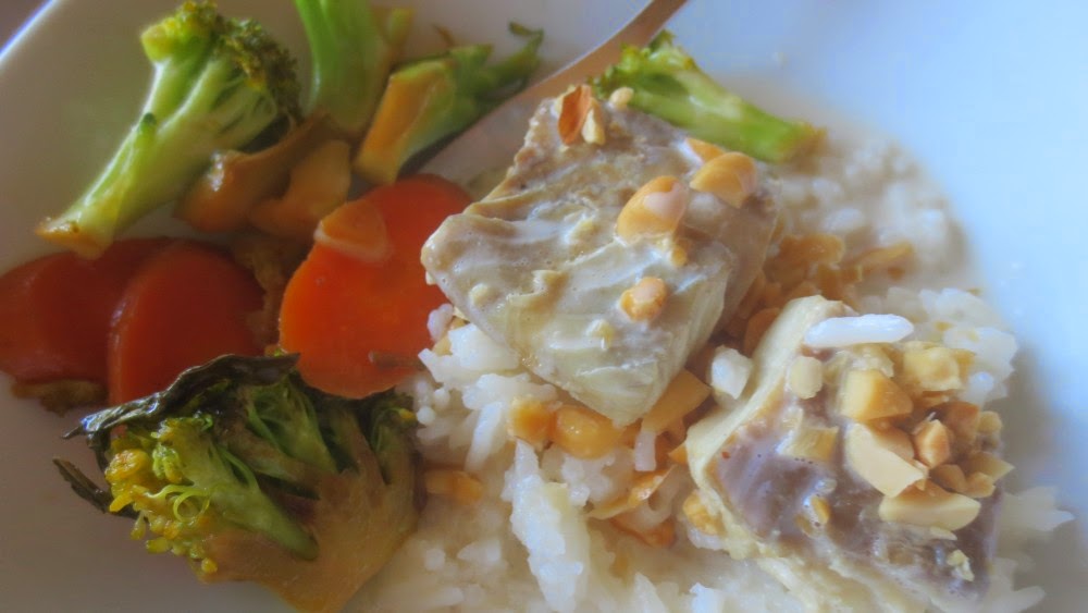 In Kokos-Gewürz-Sud pochierter Fisch mit Reis und Broccoli-Karotten-Gemüse aus dem Wok