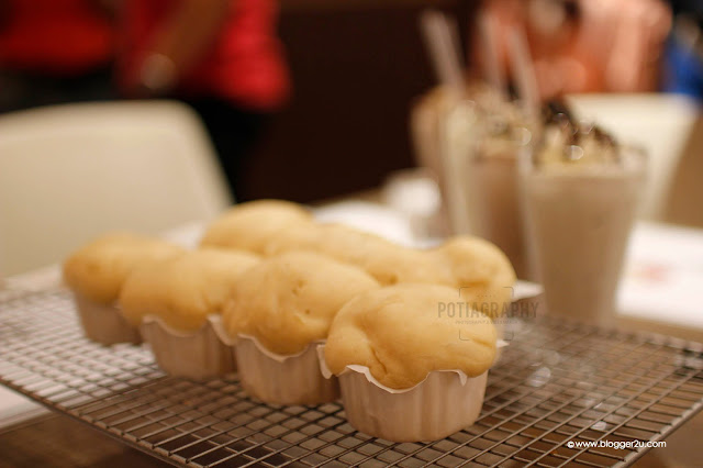 Adunan tepung yang siap diadun dengan 'Pearl Sugars' adunan tepung yang siap diadun dengan 'Pearl Sugars'