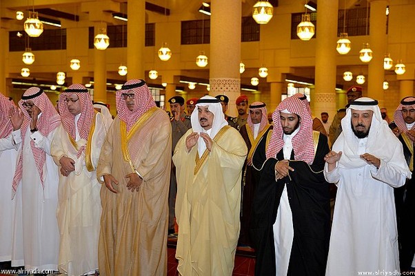 أمير الرياض فى صلاة الميت على والدة الامير نواف بن سعود