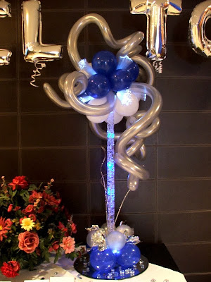 Centerpiece with balloons, lights and mirror