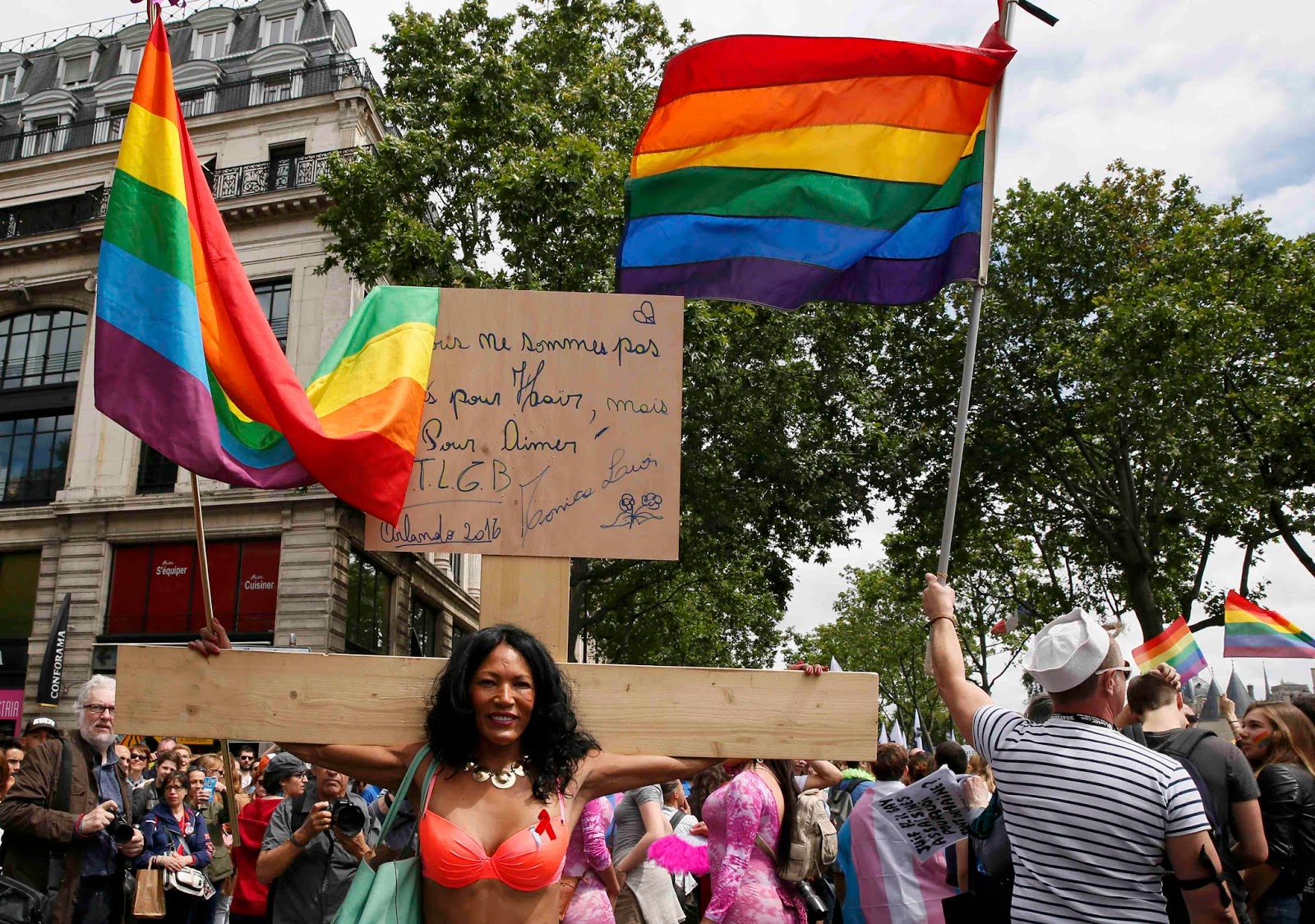 Paris reforça segurança em Parada LGBT após massacre em Orlando Paris reforça segurança em Parada LGBT após massacre em Orlando