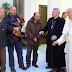 Papa Francisco comemora 77 anos ao lado de moradores de rua.