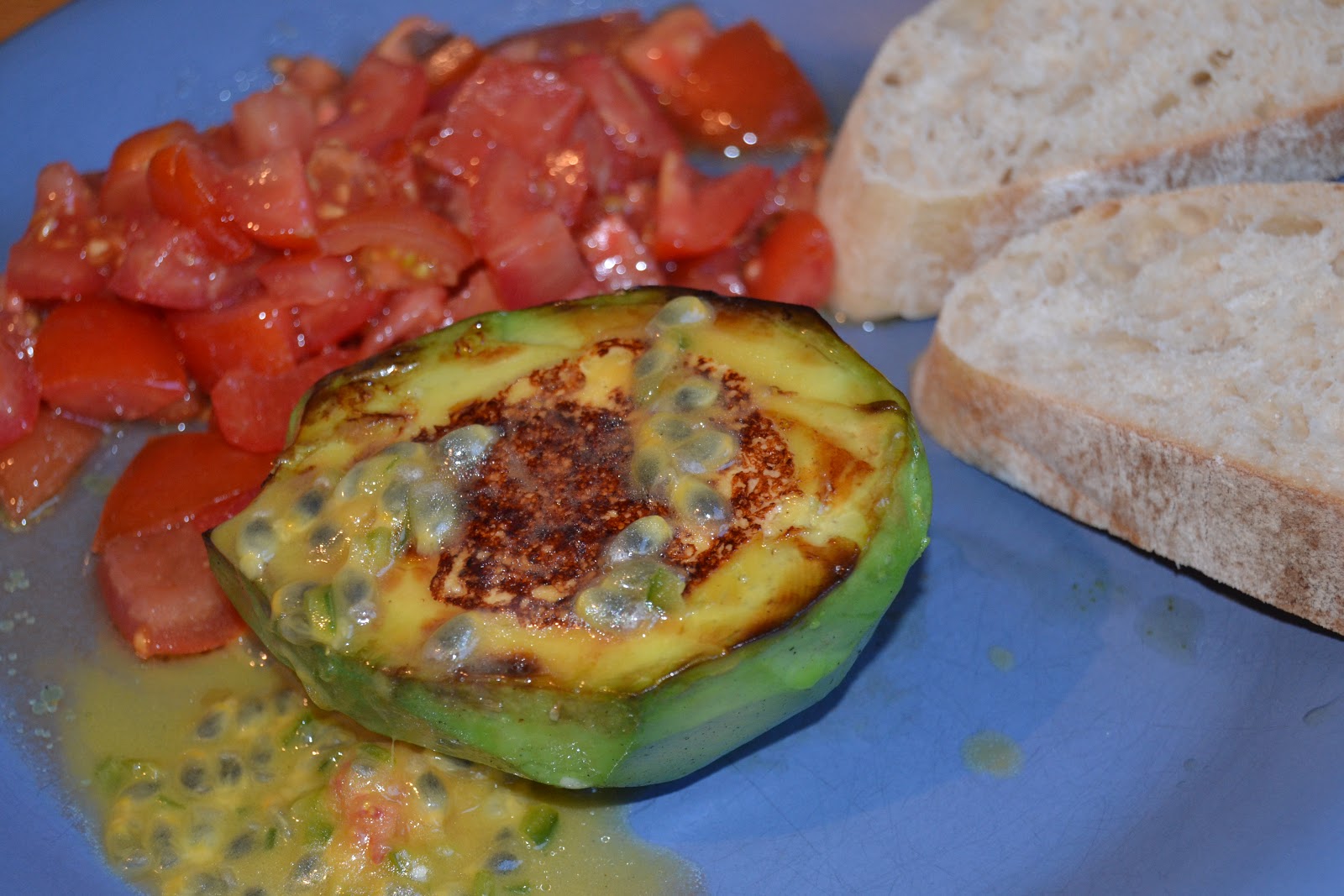Greenbox: Avocado mit Ziegenfrischkäse, Maracuja-Dressing und Tomatensalat