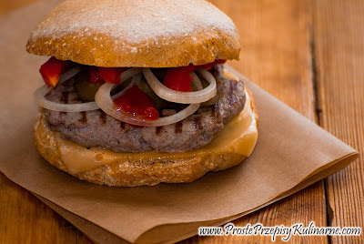 Hamburger z mięsem z dzika