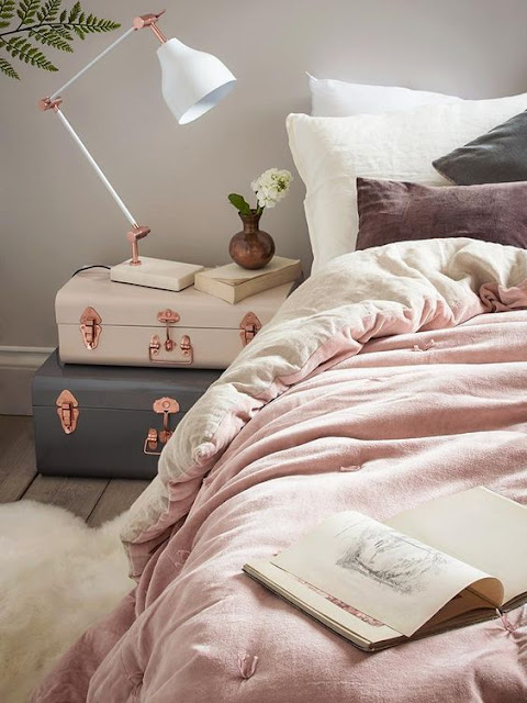 Mala decorativa como criado mudo. Blog Achados de Decoração Mala decorativa como criado mudo. Blog Achados de Decoração