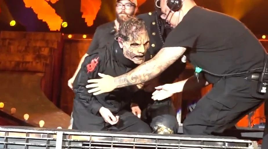Corey Taylor Jatuh Di Atas Panggung Di Atlanta