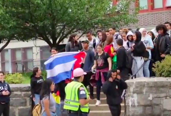 Alumnos se manifiestan tras discriminación por parte de su maestra al exigir que no hablen español. Alumnos se manifiestan tras discriminación por parte de su maestra al exigir que no hablen español.
