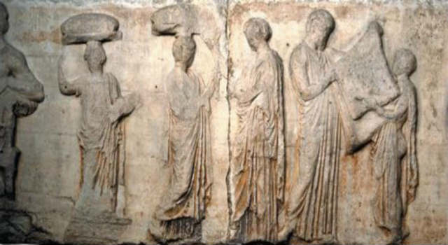 Το επίμαχο τμήμα της ζωφόρου του Παρθενώνα. Η Κόνελι ισχυρίζεται ότι η σκηνή απεικονίζει τη θυσία μιας από τις κόρες του Ερεχθέα και ότι η παράδοση του πέπλου γίνεται στη νεότερη κόρη που θα το φορέσει ως σάβανο