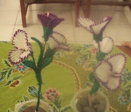 Membuat Kerajinan  Bunga  dengan Benang  Wol  Seni Rupa