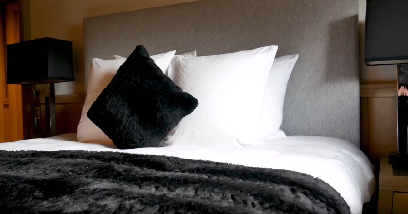 5 Photos vs. Chalet Black Pearl - Val d'Isere | Isle Blue Villa Interior Design Tour