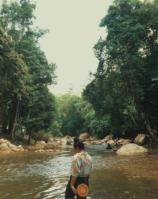 mandi sungai di rumah sungai bonda rozita batang kali malaysa sungai jernih