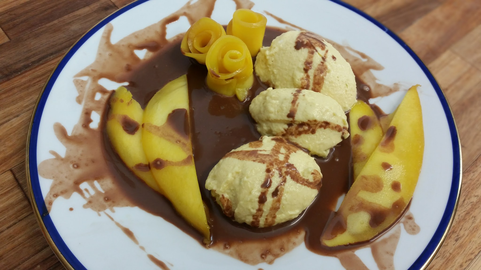 Mango-Mousse mit Schokoladen-Soße - Martina´s KitchenChaos