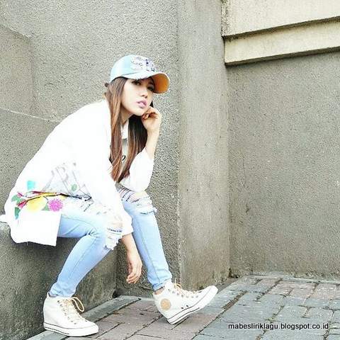 Foto Via Vallen Lirik Lagu Dangdut Jawa Terbaru Populer