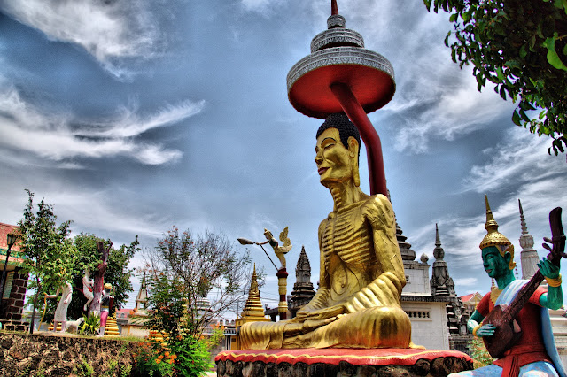 Pagode de Wat Dey Doh La pagode de Wat Dey Doh est située dans l'agglomération de Kampong Cham. Pagode dont la visite vaut le détour, l'histoire raconte aussi que le général Long Nol avait installé des pièces d'artillerie dans cette pagode et celle de Chroy Thamr. Lors d'un discours d'inauguration de bâtiments annexes, le premier ministre Hun Sen avait déclaré que les éclats d'obus qui lui avaient coûté la perte de son œil venaient probablement d'un tir effectué depuis cette pagode.