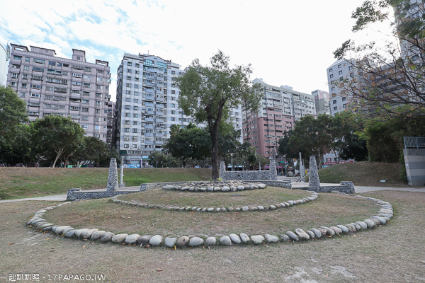 《台中.北屯》敦化公園|美好書席|親水生態蓮花池|綠草坪|親子休閒好去處 《台中.北屯》敦化公園|美好書席|親水生態蓮花池|綠草坪|親子休閒好去處