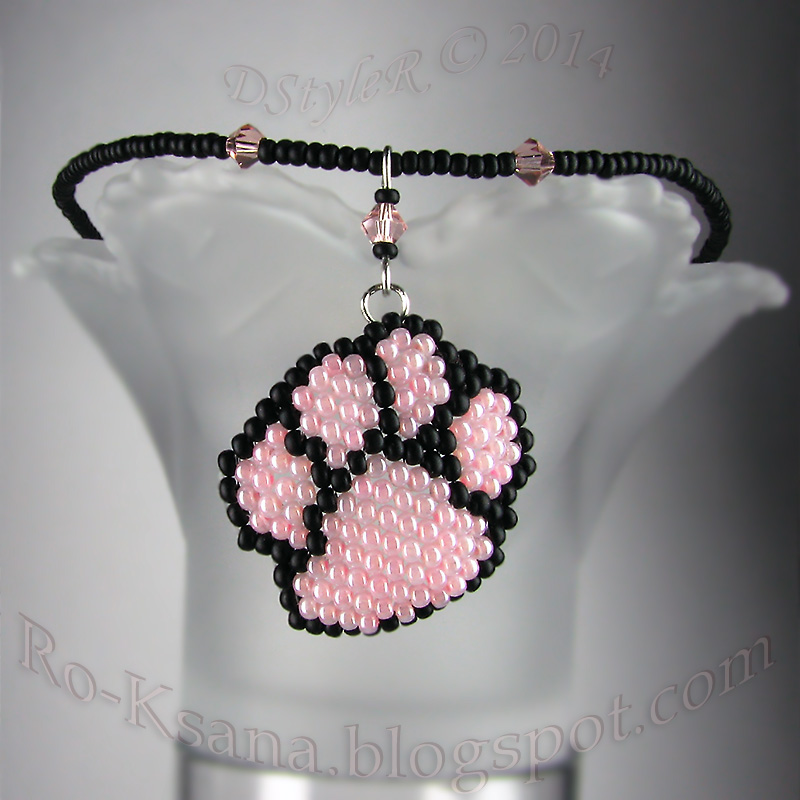 Beaded handmade pendant for blonds Хендмейд подарок для блондинки из бисера Розовый и черный